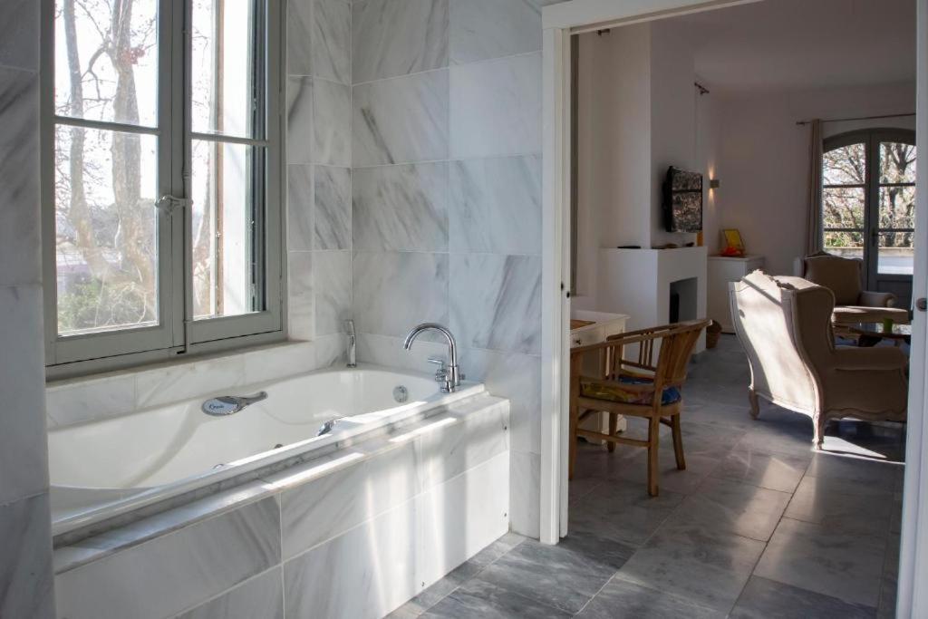Mas Des Becasses, En Provence - 22 Personnes Villa อาร์ลส์ ภายนอก รูปภาพ